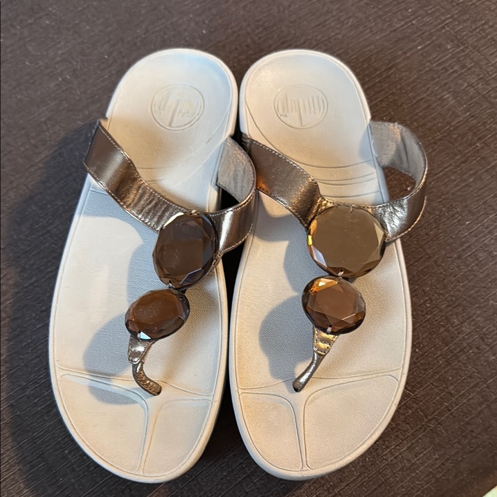 Chic Sandals with Brown Gemstones